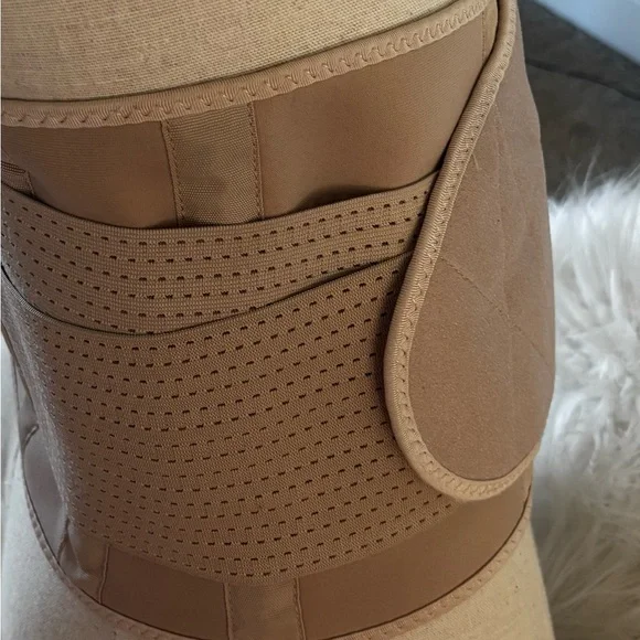 Elegant Tan Women's Belt - Picture 4 of 4